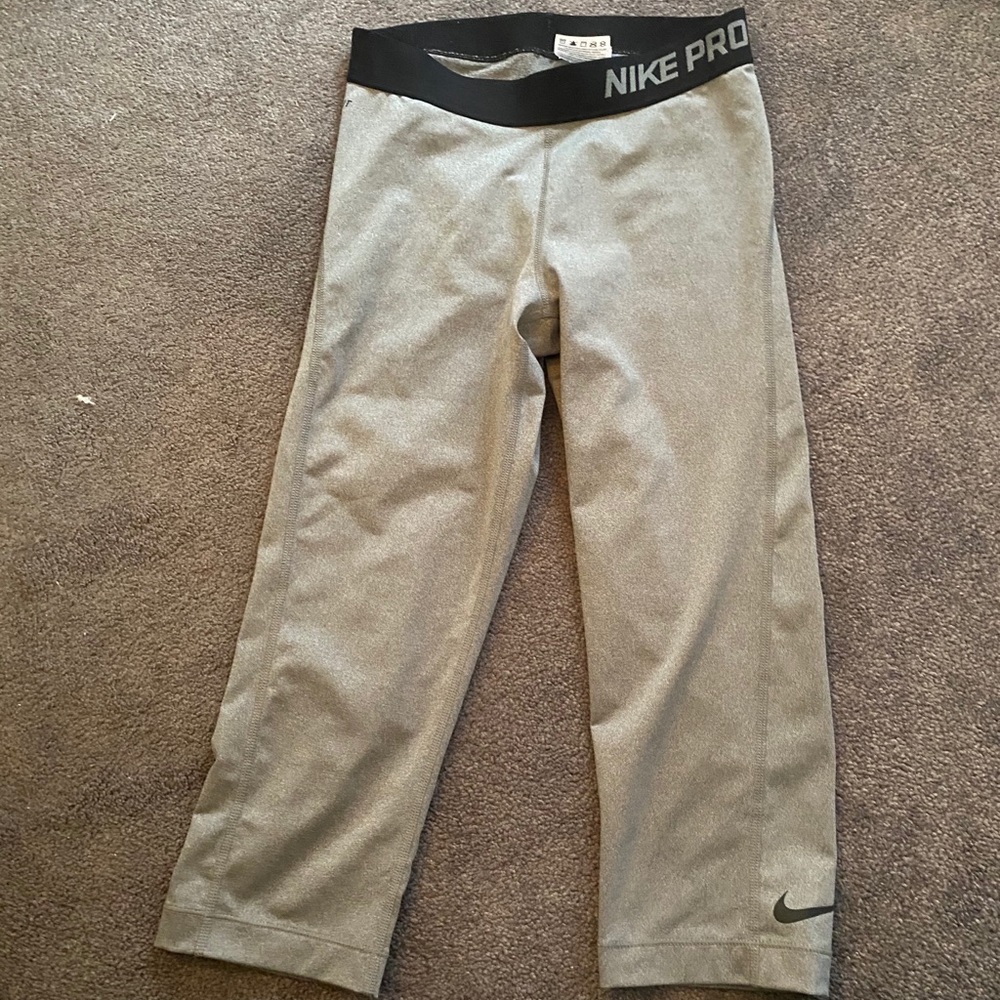 Nike Pro Drift Capri Leggings - Picture 4 of 6